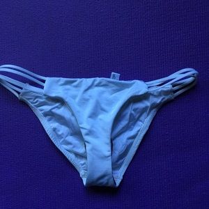 A. Che white bikini bottoms.